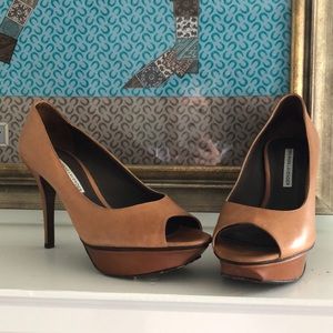 Vera Wang tan heels- size 7.5/38